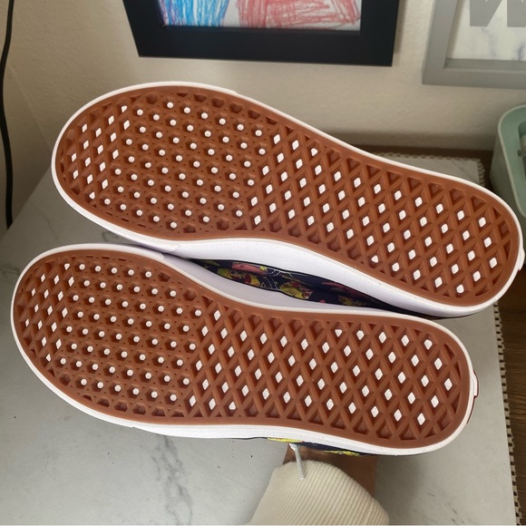 NEW Vans SpongeBob Sneakers - Picture 6 of 6